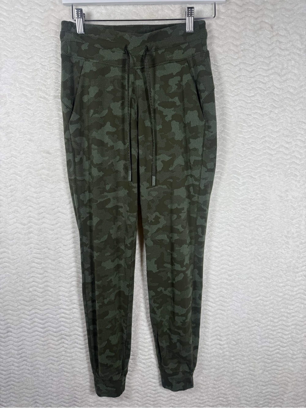 Lululemon Ready to Rulu Jogger in Heritage Camo Dark Olive Green. Size 4